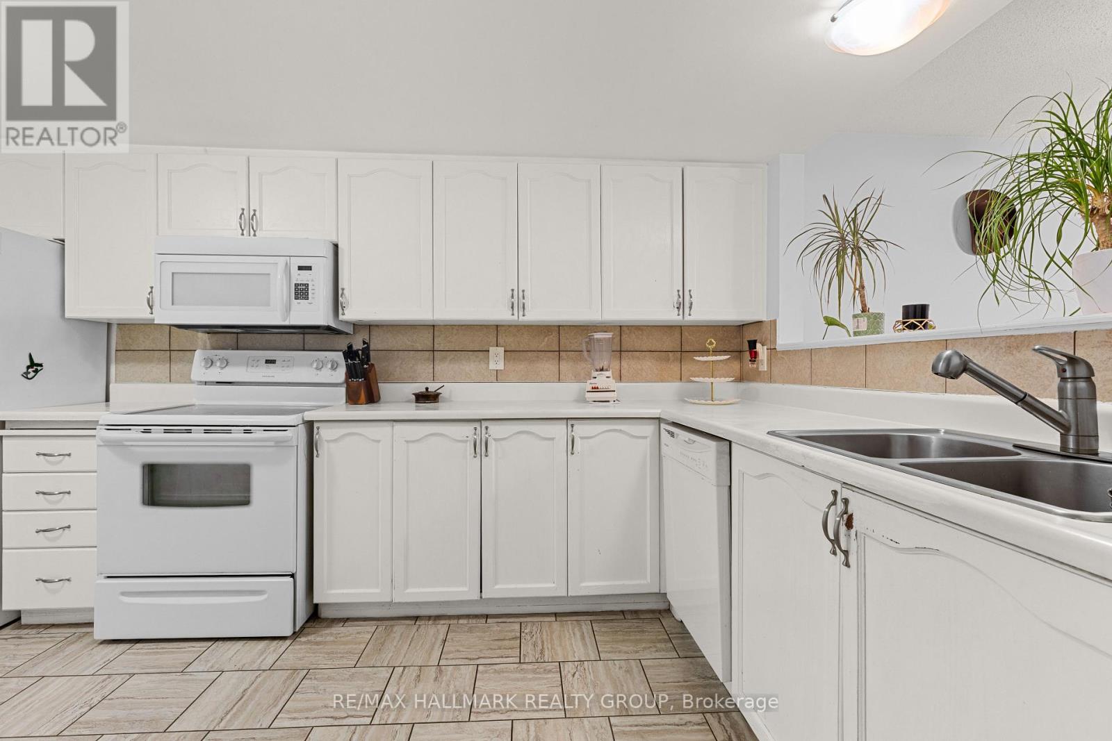 605 - 1589 St Bernard Street Property Photo 11