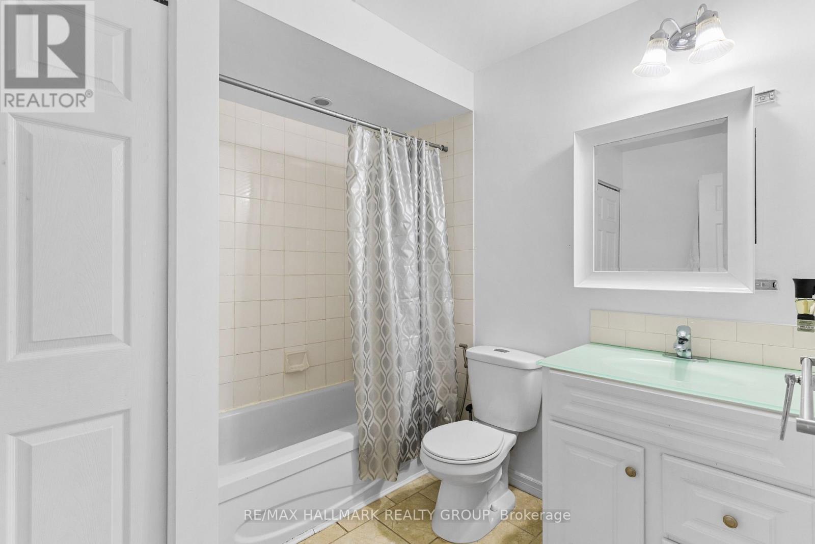 605 - 1589 St Bernard Street Property Photo 22