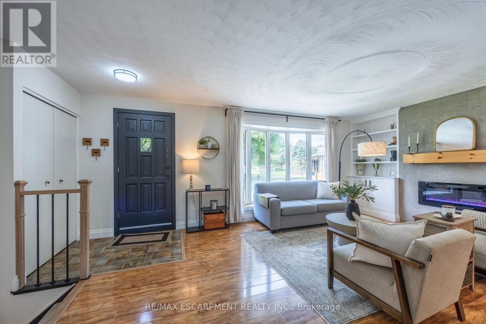9 Normandy Circle Property Photo 4