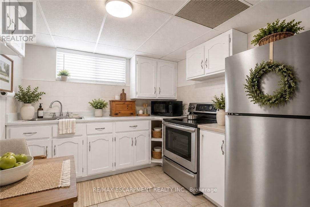 374 UPPER WENTWORTH STREET W Property Photo 1