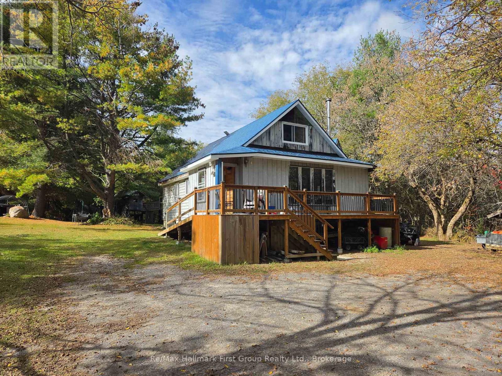 4592 10th Line Property Photo 1