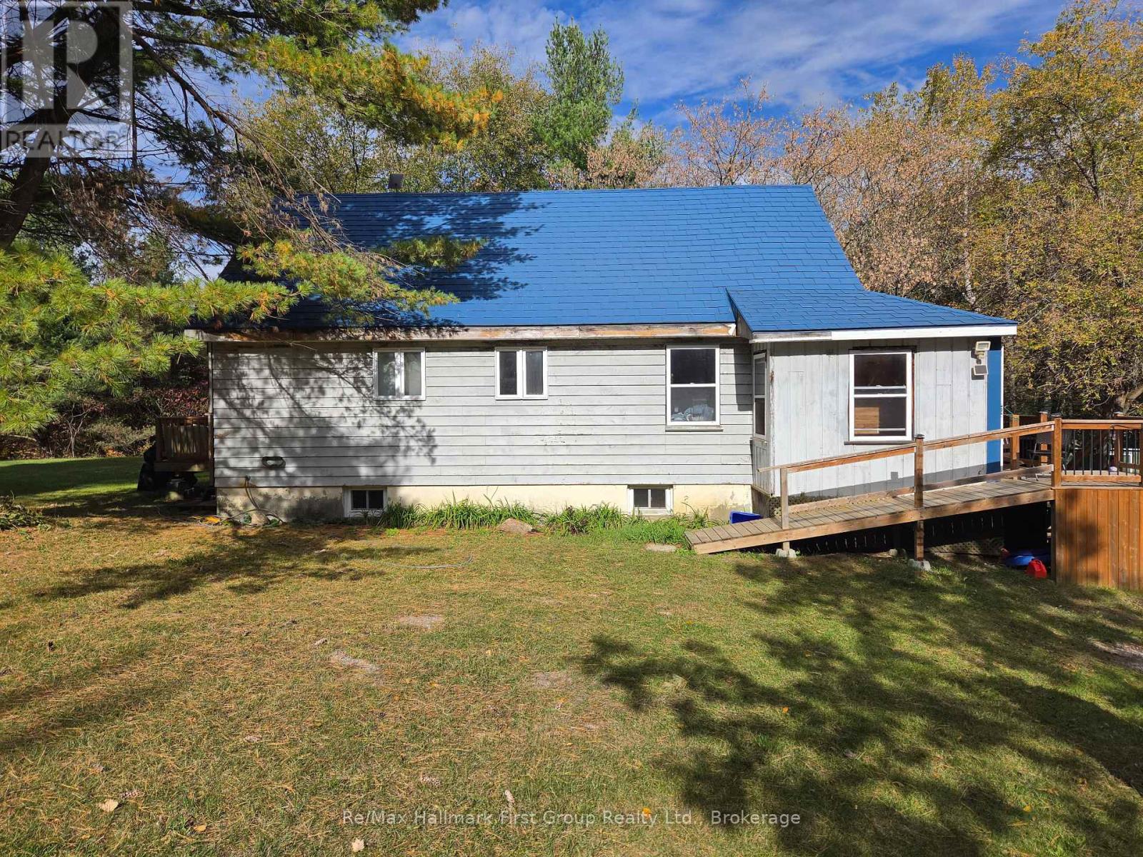 4592 10th Line Property Photo 2