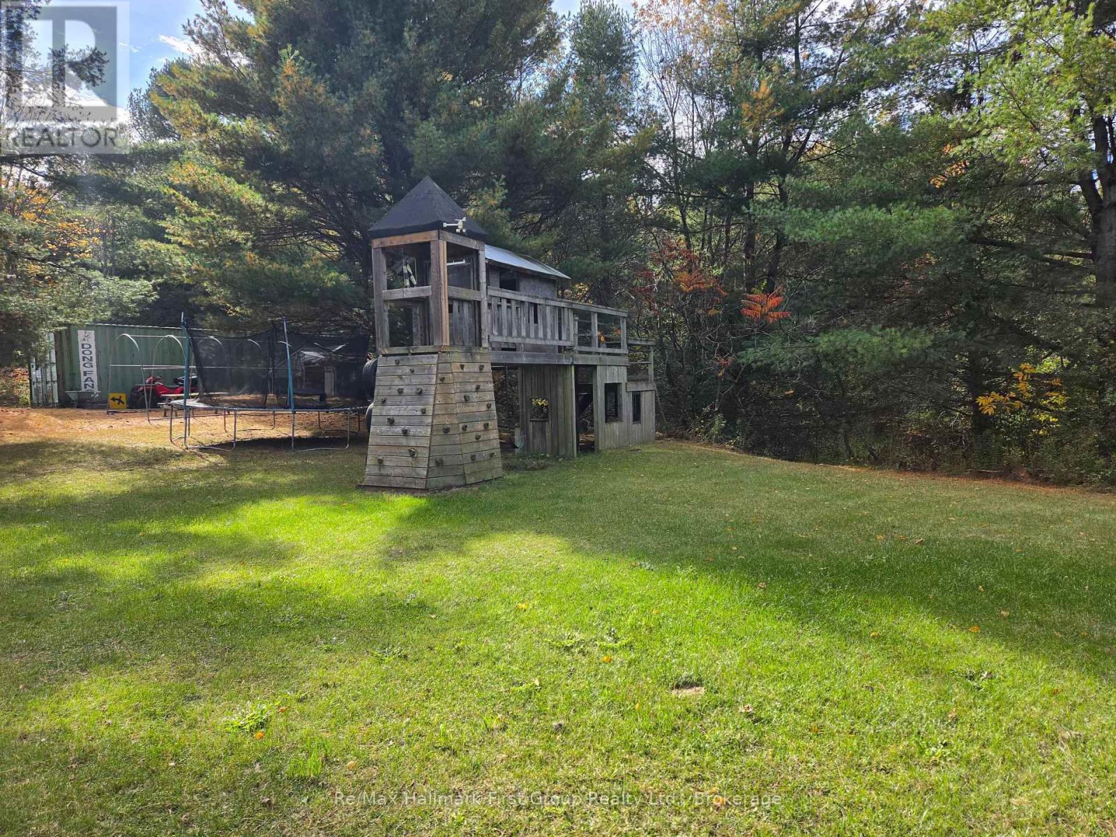 4592 10th Line Property Photo 3