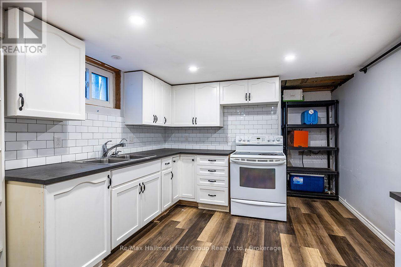 4592 10th Line Property Photo 8