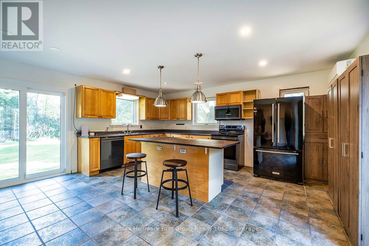 4592 10th Line Property Photo 10