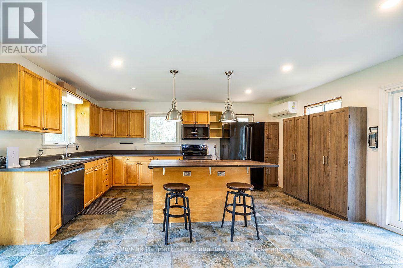 4592 10th Line Property Photo 11