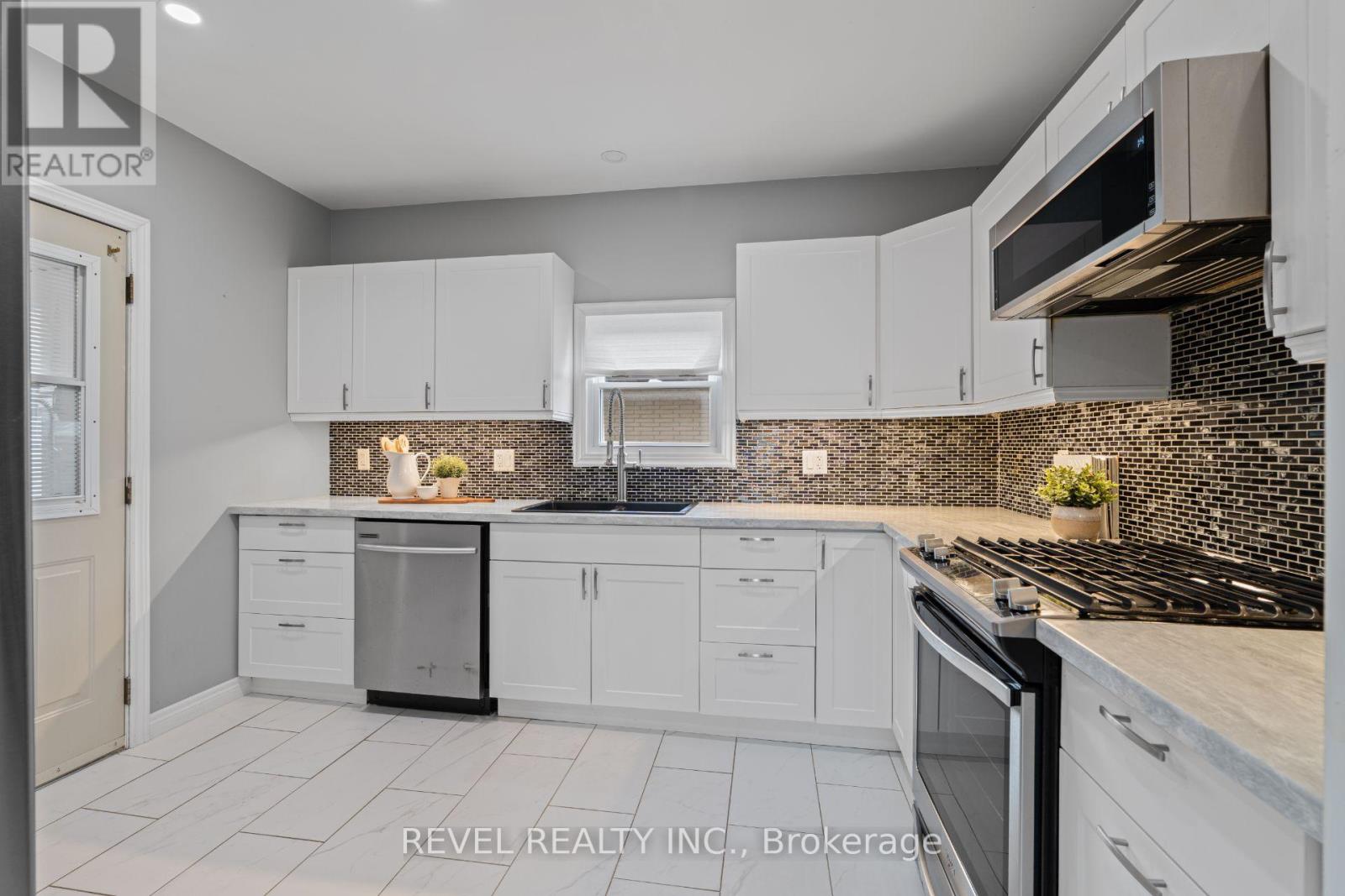 3 1/2 Dundonald Street Property Photo 13