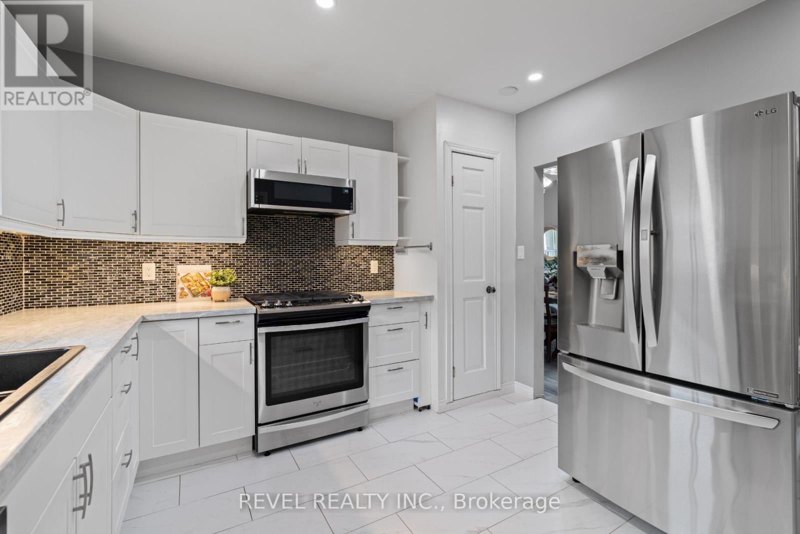 3 1/2 Dundonald Street Property Photo 14