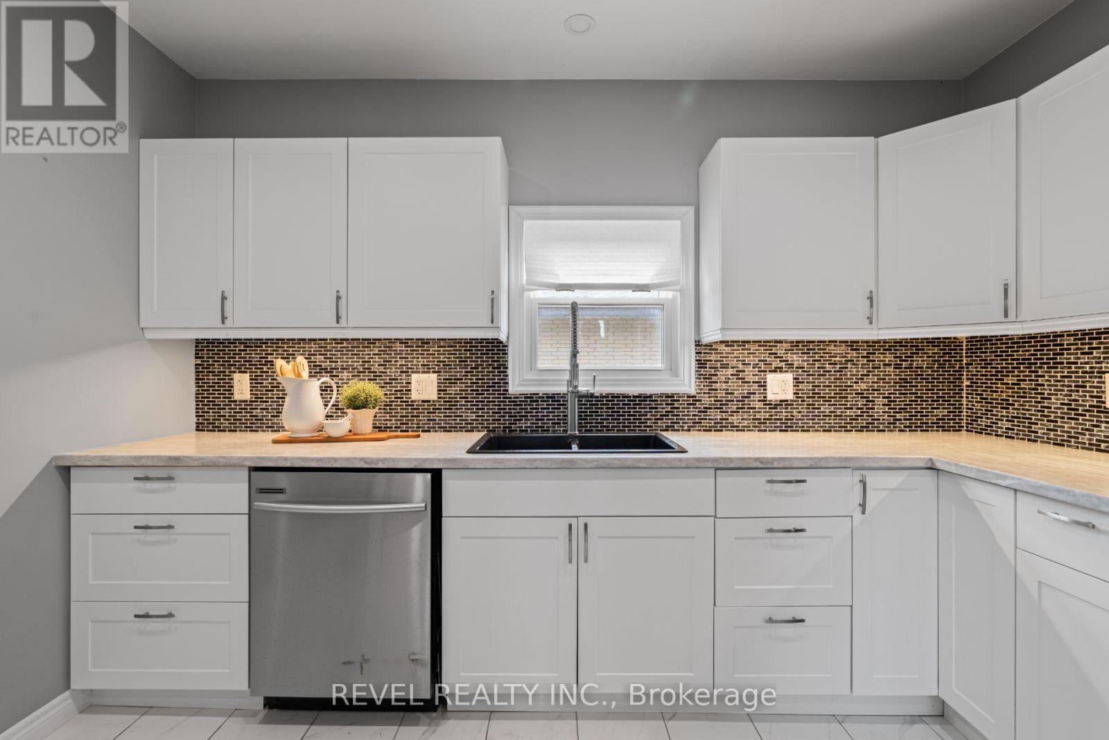 3 1/2 Dundonald Street Property Photo 17