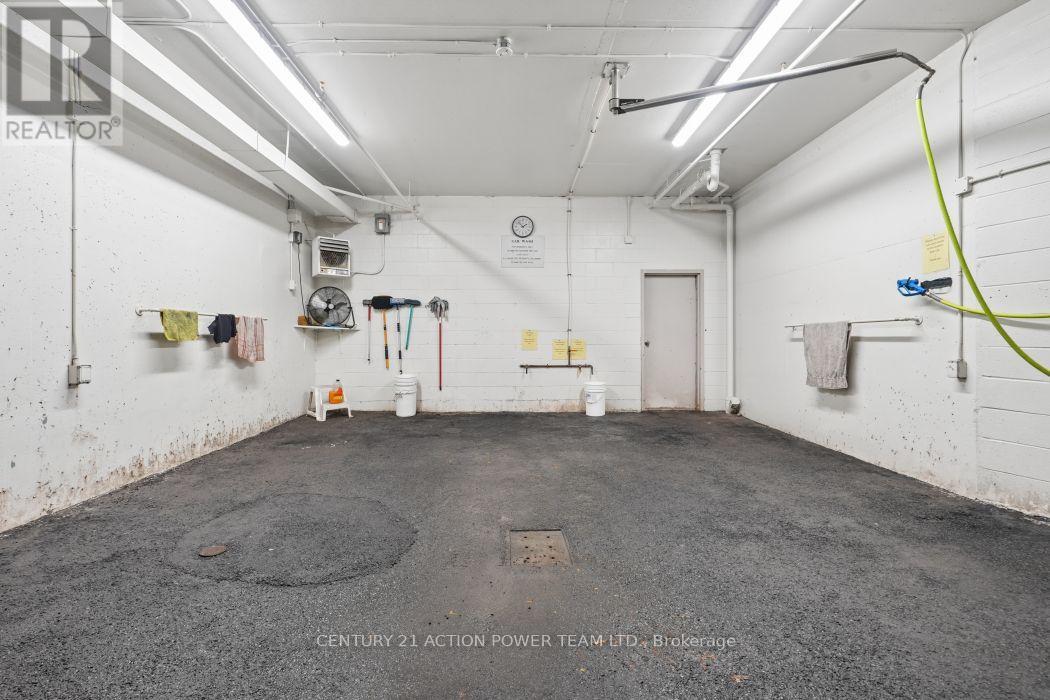 406 - 1480 Riverside Drive Property Photo 45