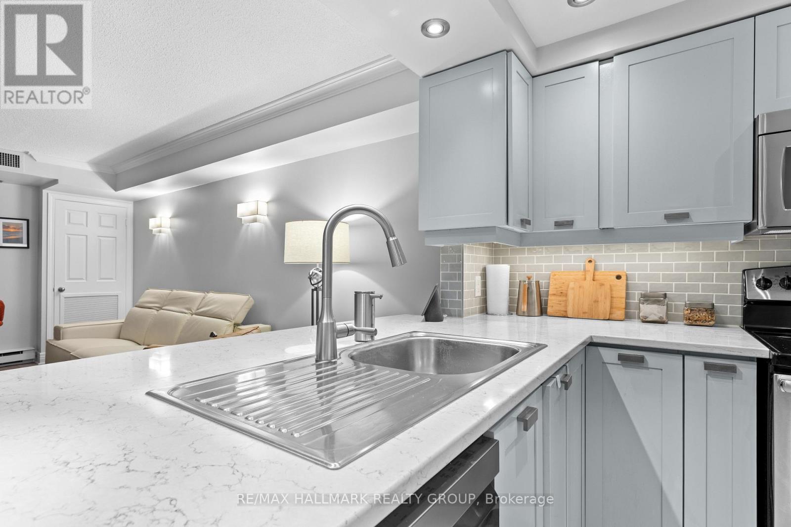 211 - 959 North River Road Property Photo 13