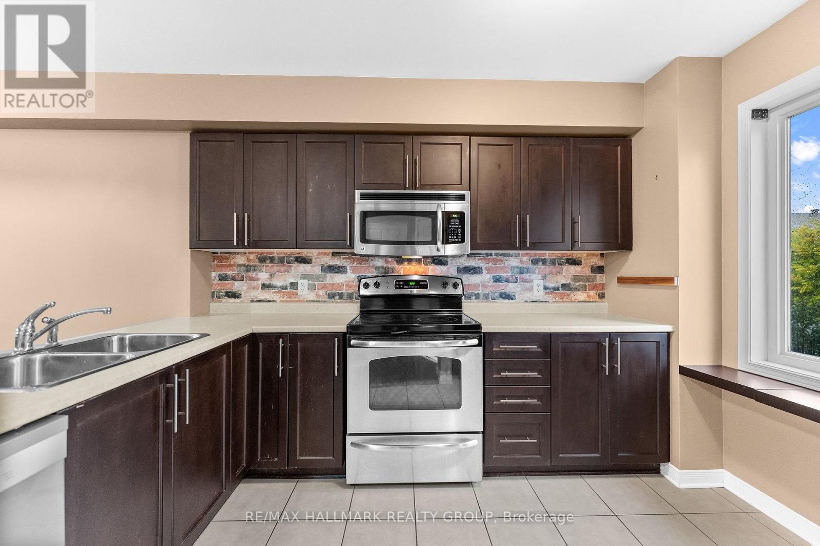584 Simran Private Property Photo 17