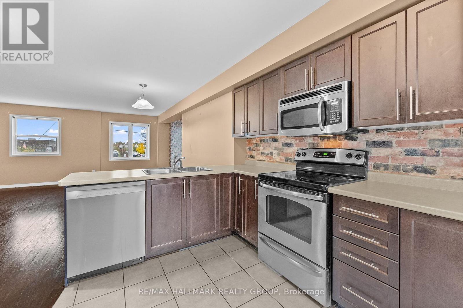 584 Simran Private Property Photo 18