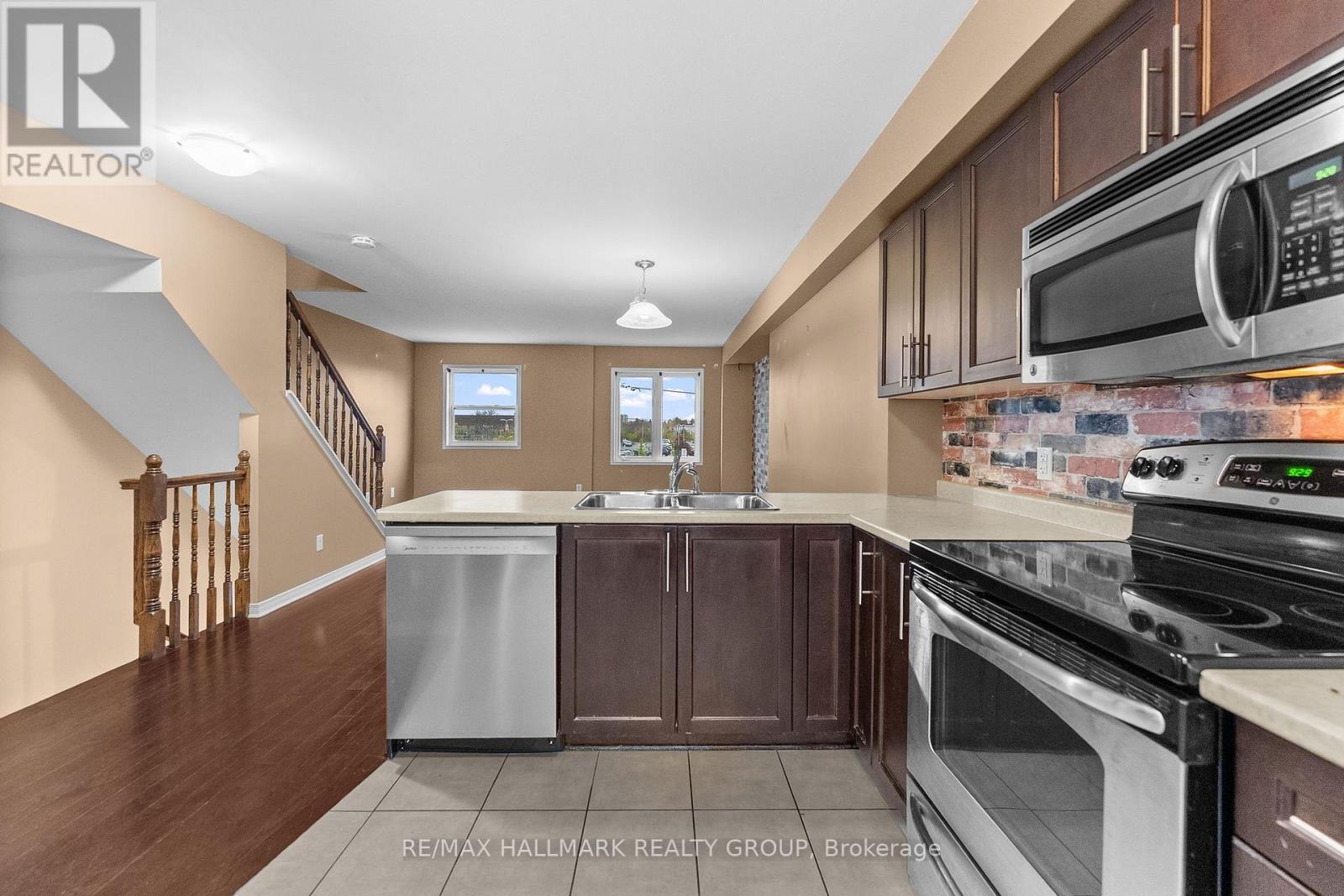 584 Simran Private Property Photo 19