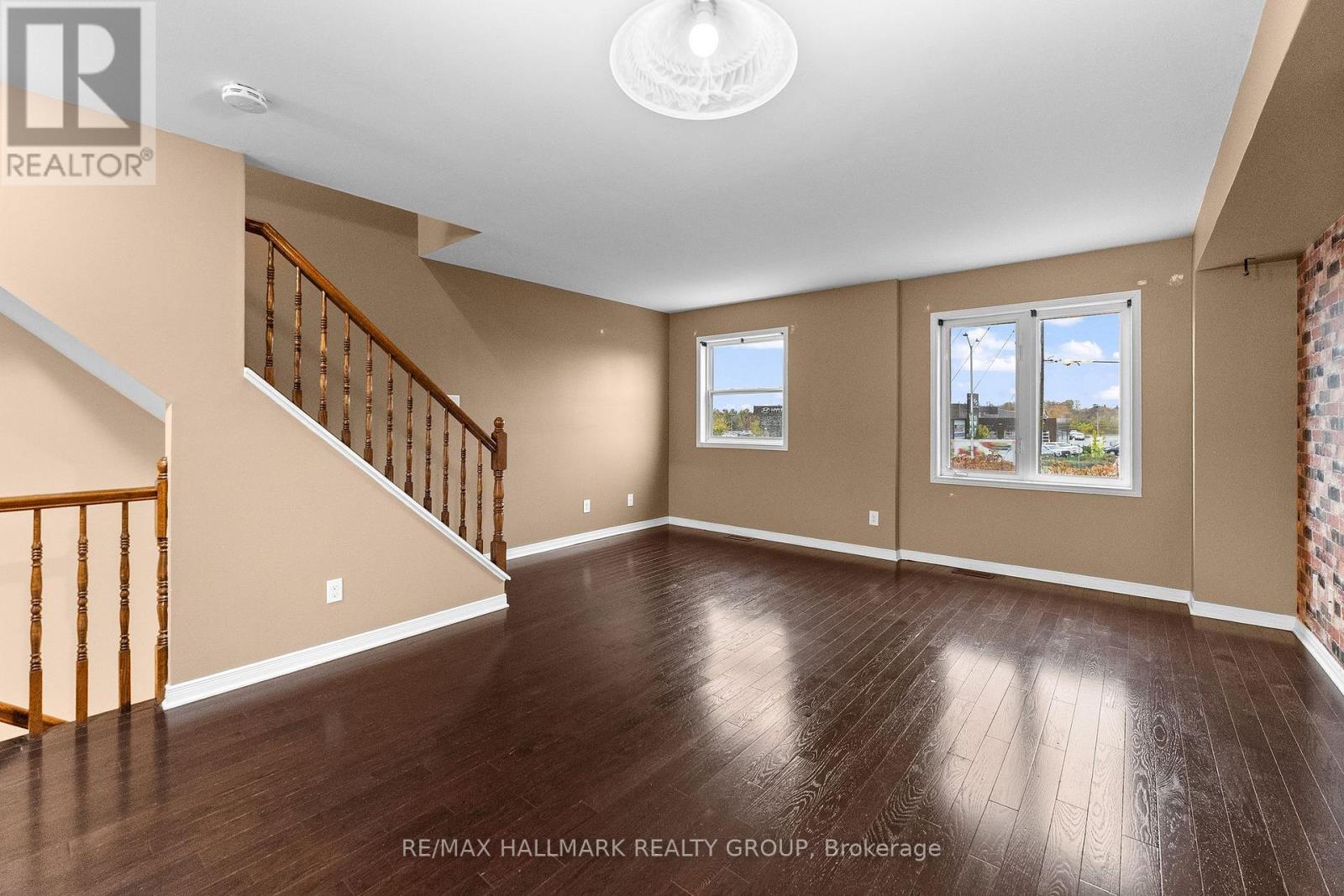 584 Simran Private Property Photo 21