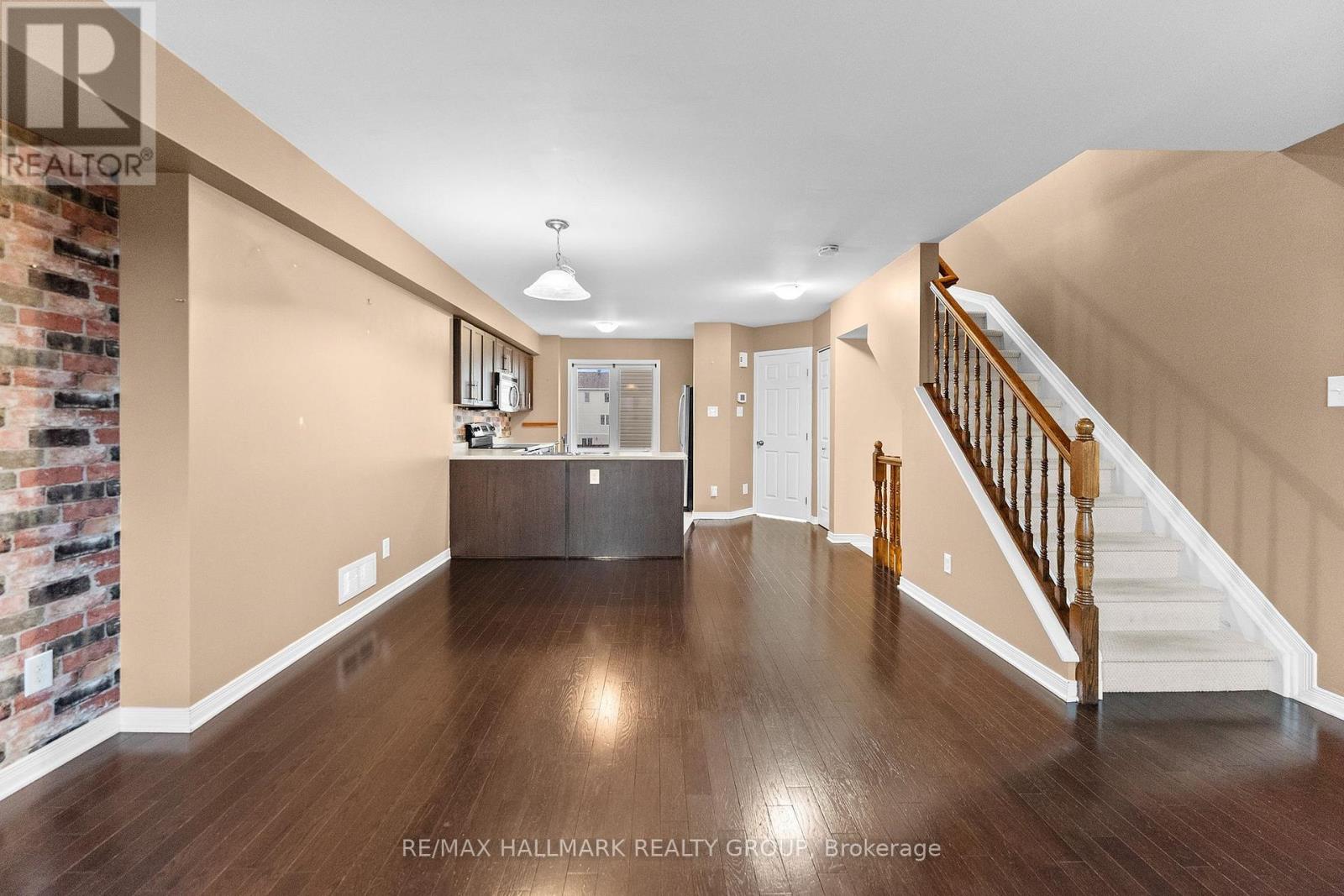 584 Simran Private Property Photo 25