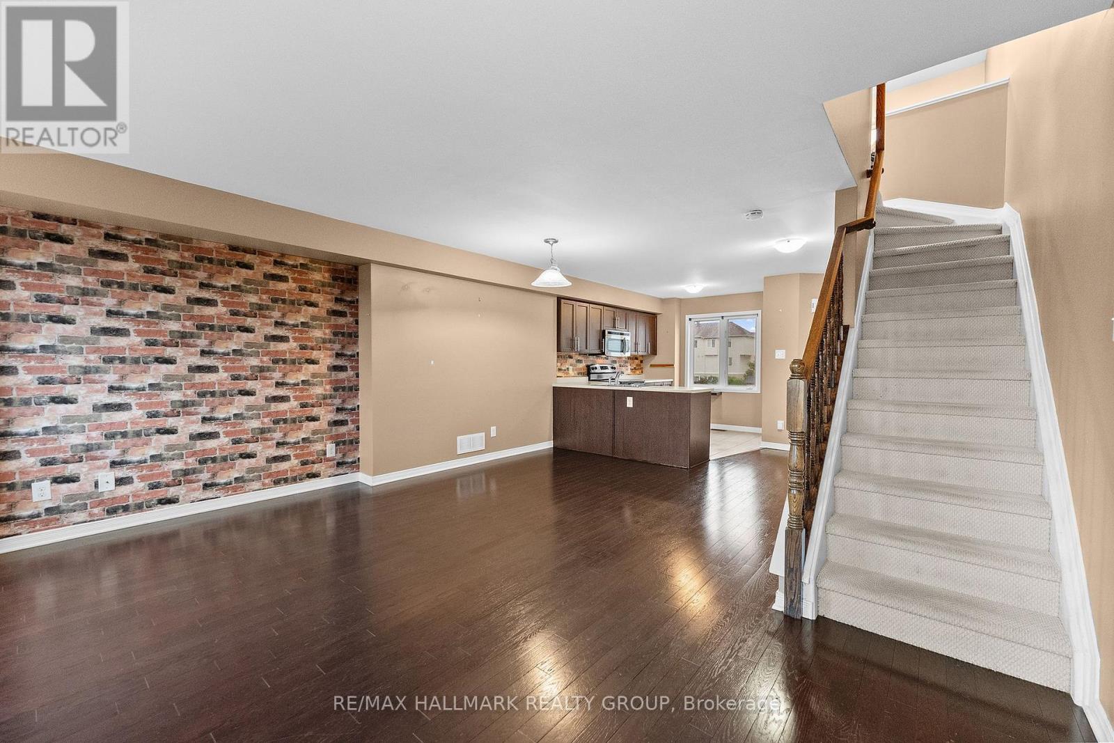 584 Simran Private Property Photo 26