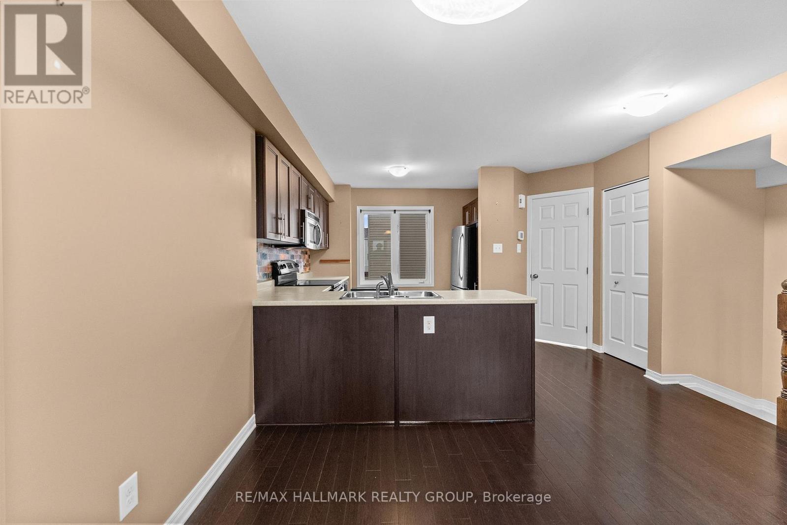 584 Simran Private Property Photo 29