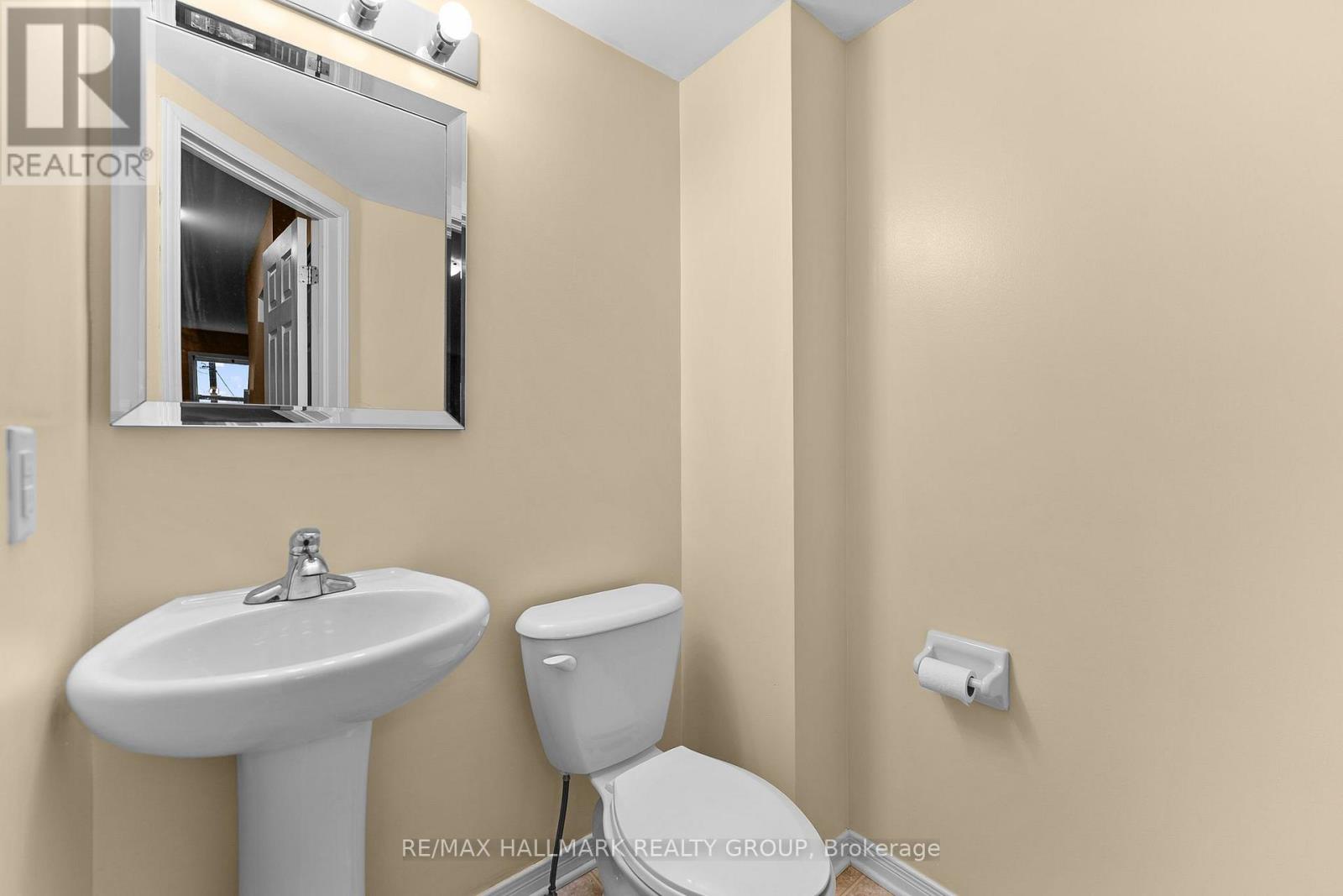 584 Simran Private Property Photo 30