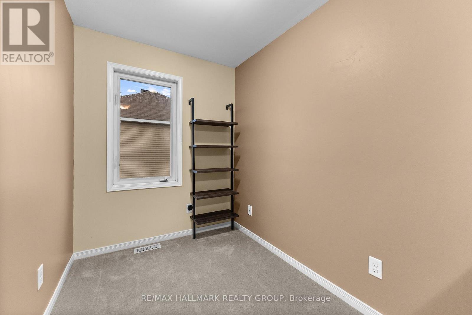 584 Simran Private Property Photo 33