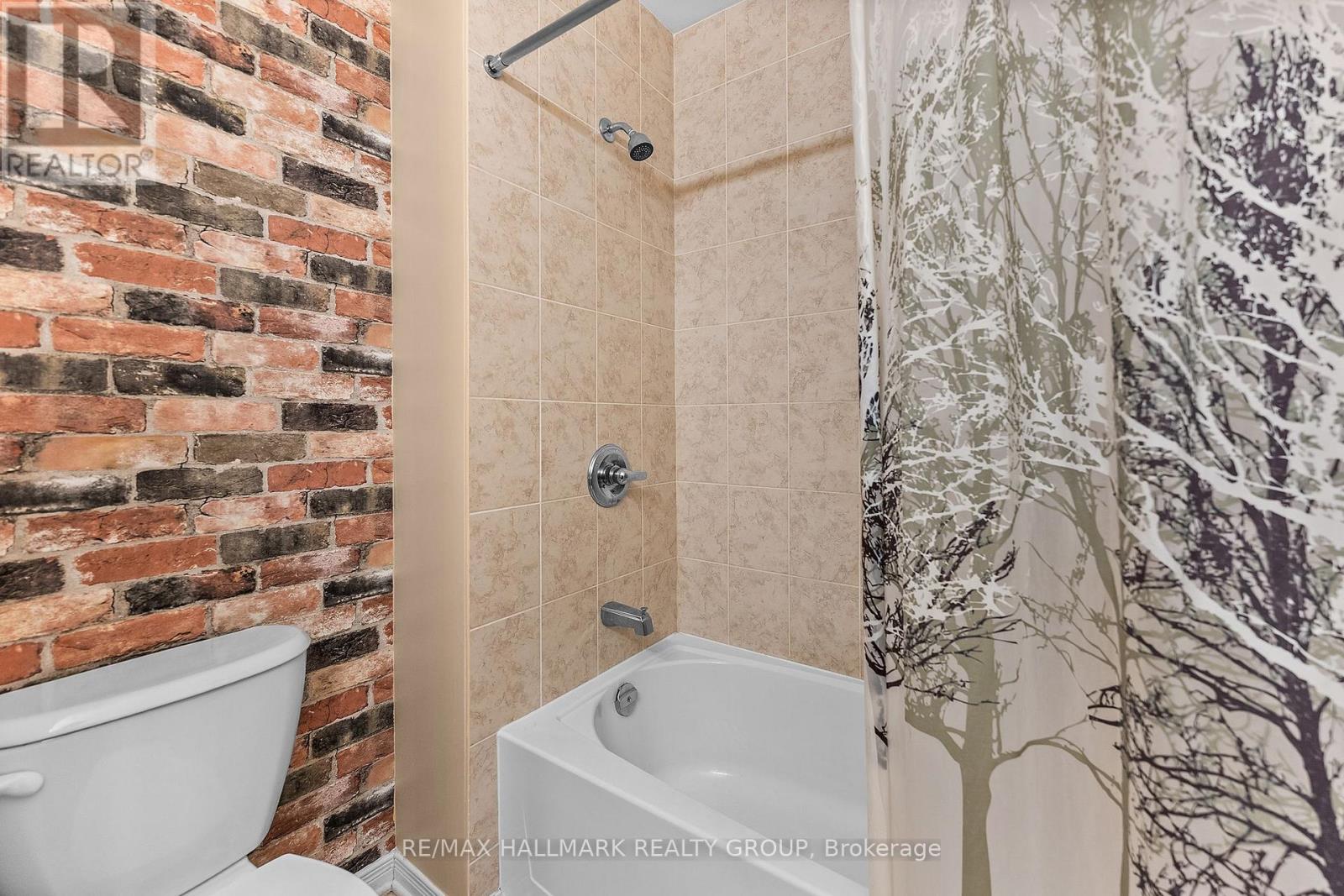 584 Simran Private Property Photo 42