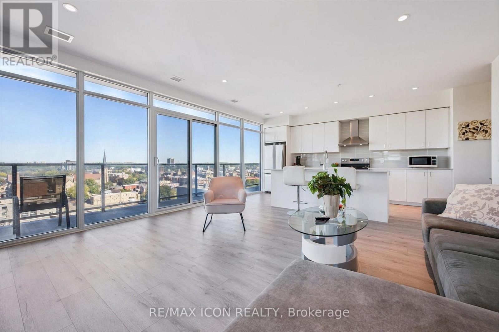 902 - 15 Glebe Street Property Photo 4