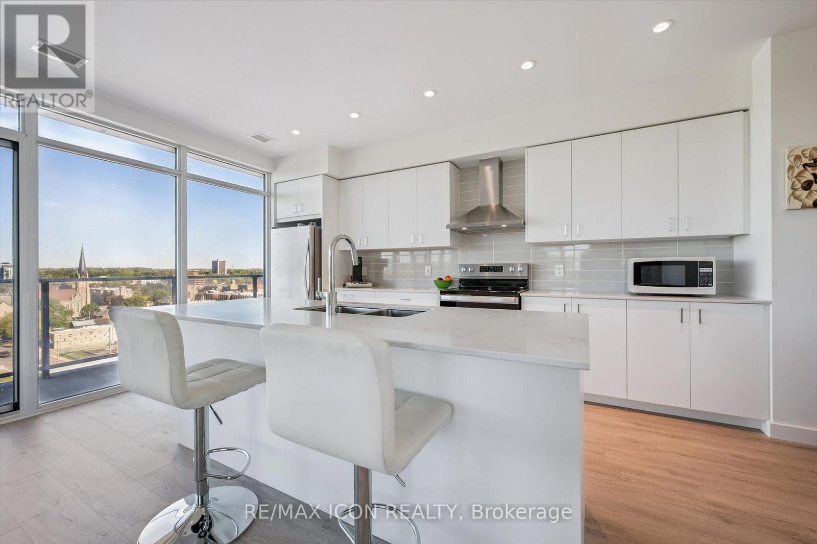 902 - 15 Glebe Street Property Photo 7