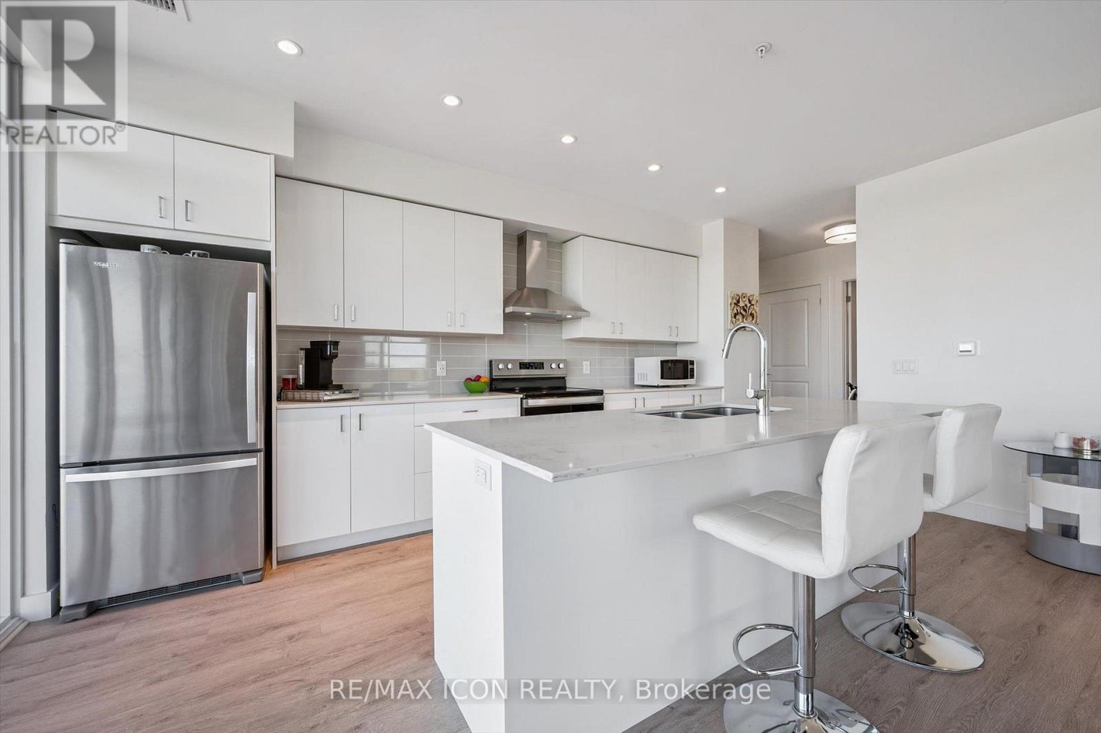 902 - 15 Glebe Street Property Photo 8