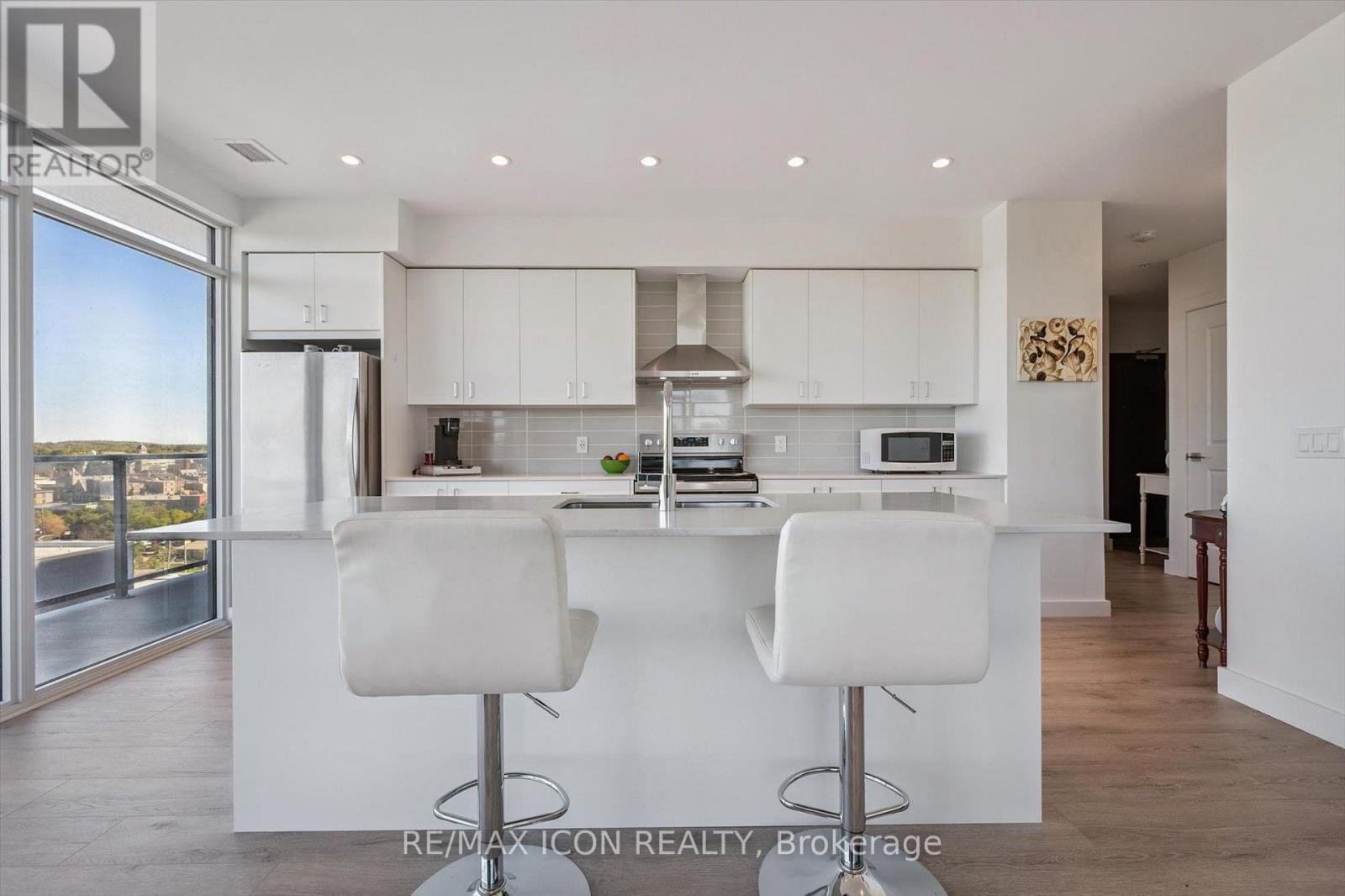 902 - 15 Glebe Street Property Photo 9