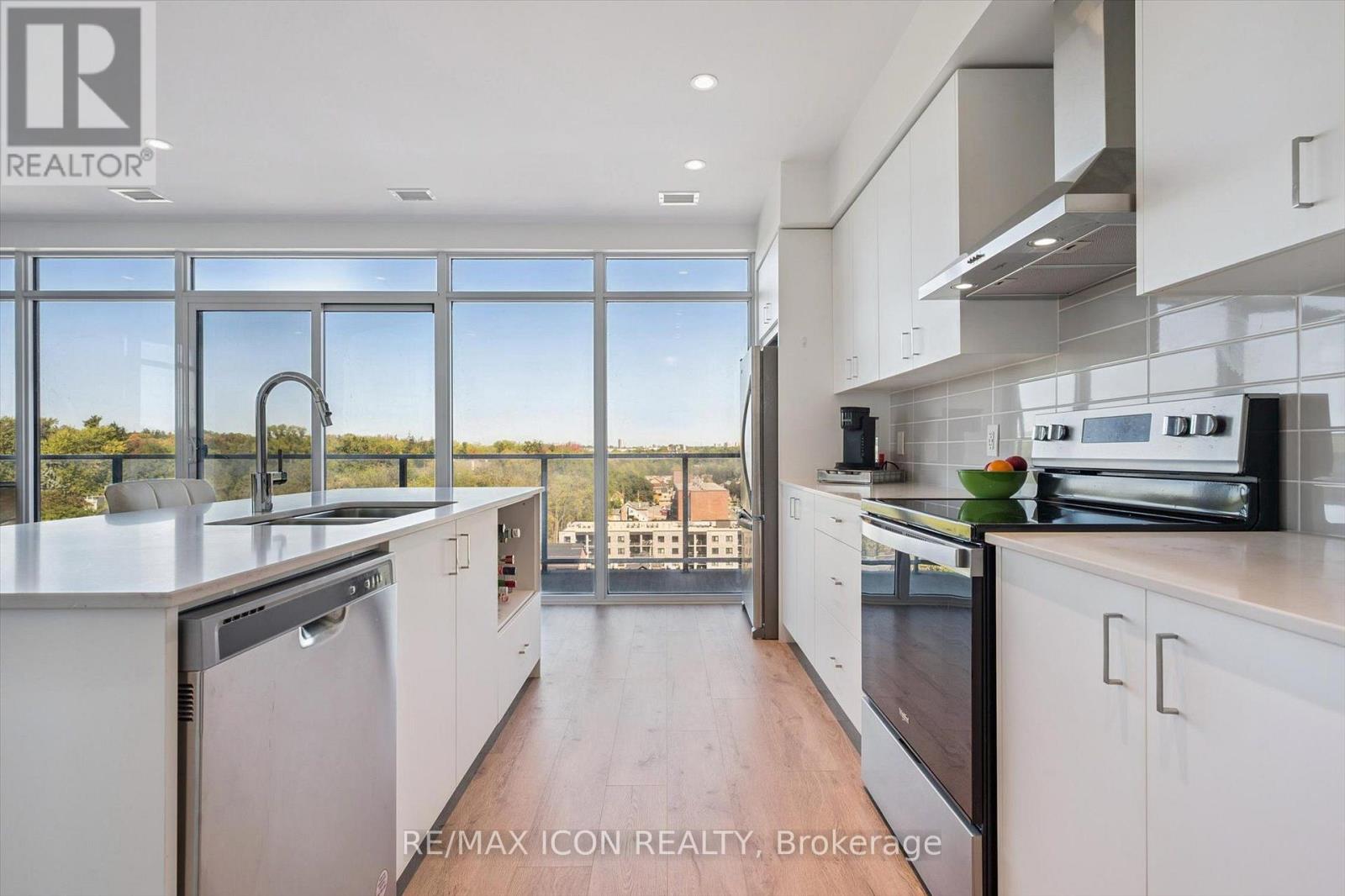 902 - 15 Glebe Street Property Photo 11