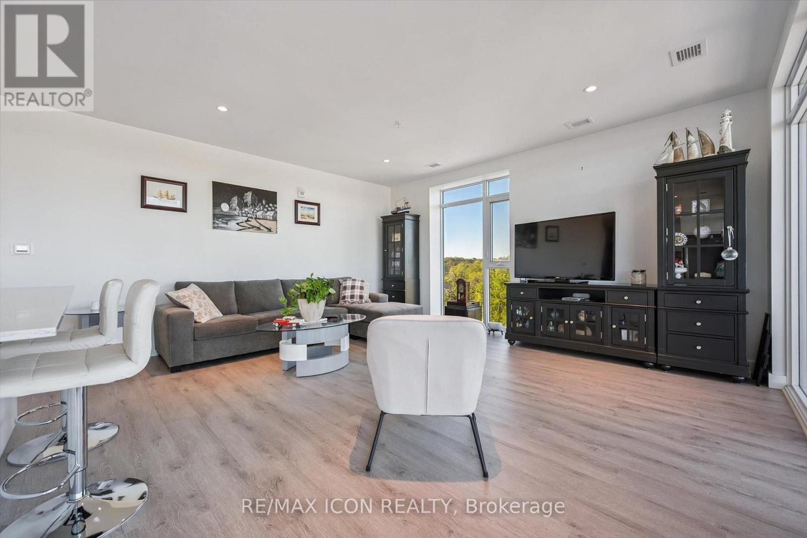 902 - 15 Glebe Street Property Photo 12