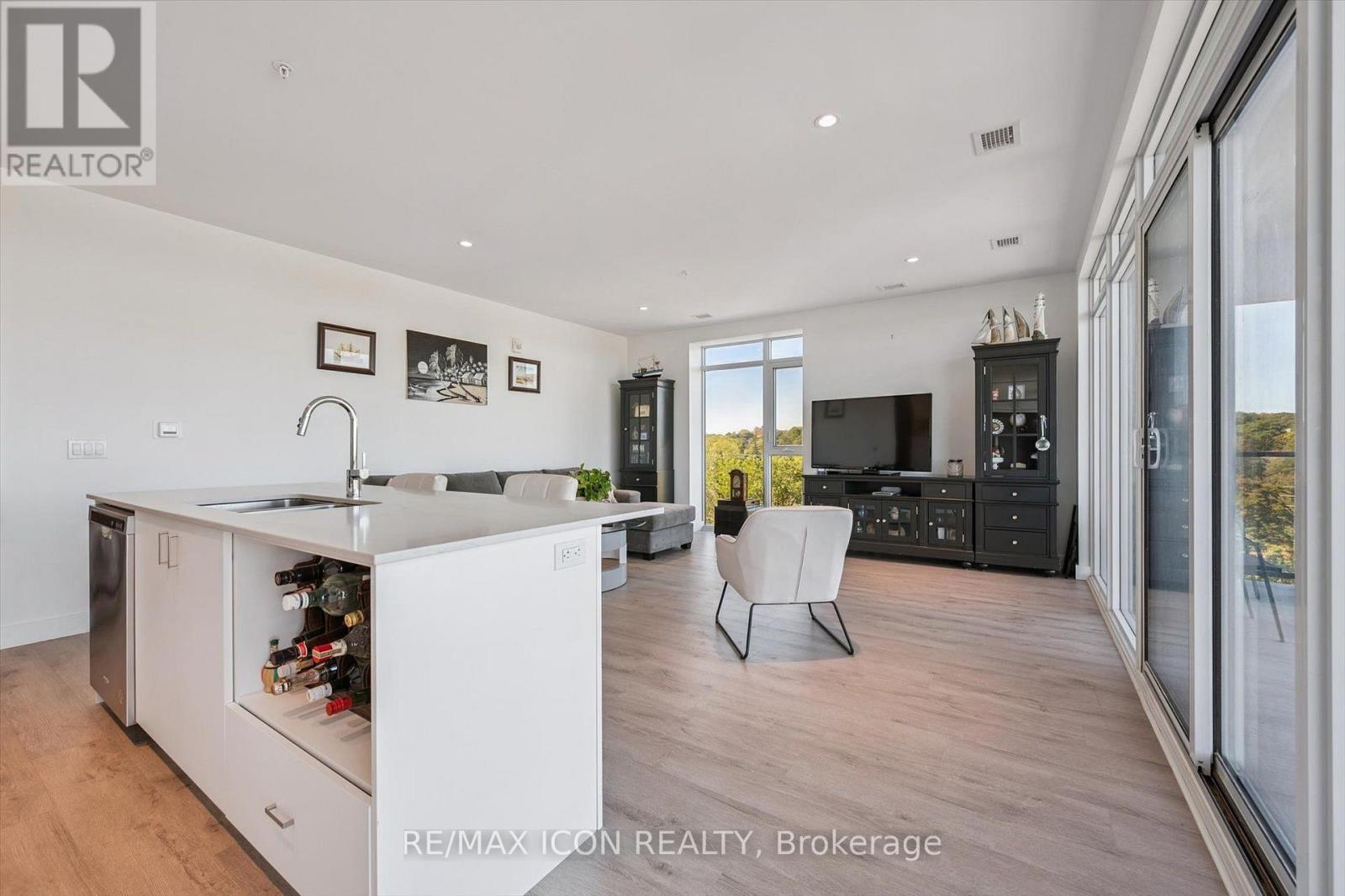 902 - 15 Glebe Street Property Photo 13