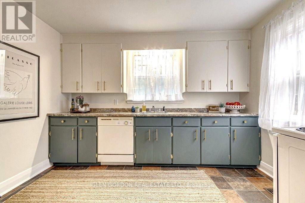 595 Victoria Street Property Photo 9
