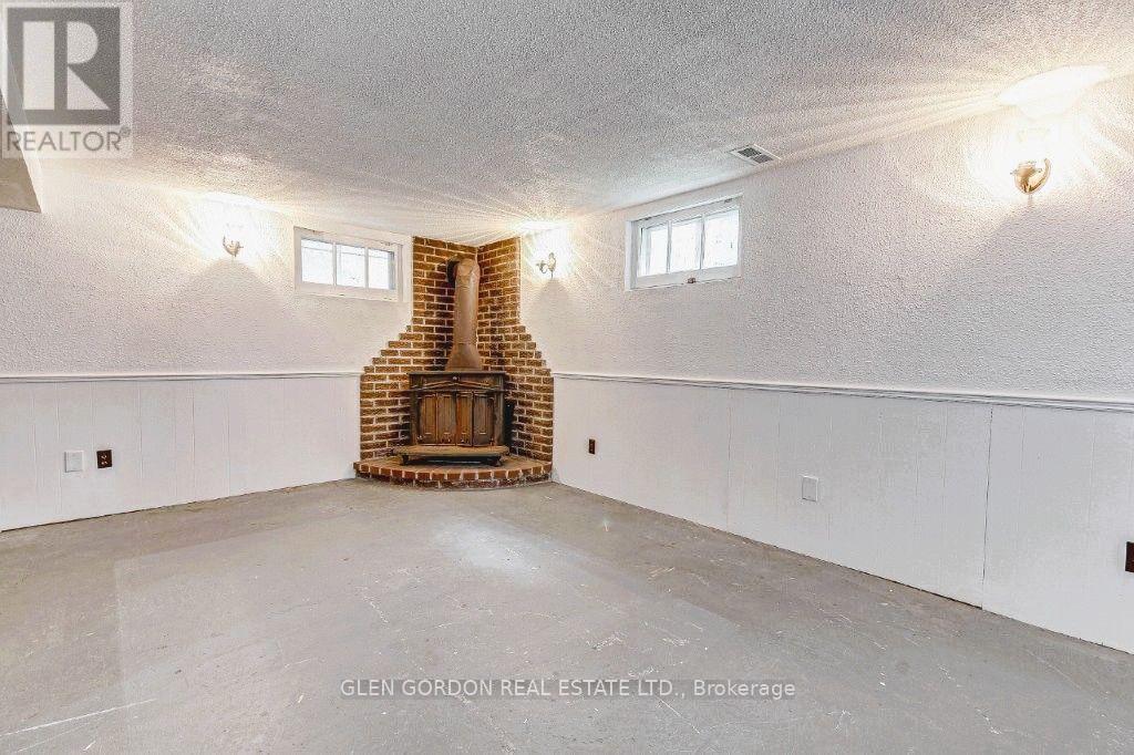 595 Victoria Street Property Photo 19