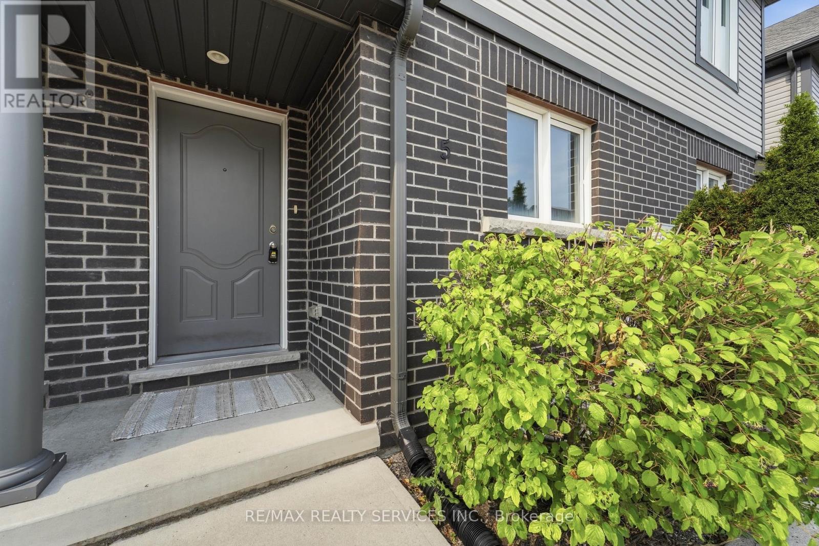 7768 Ascot Circle Property Photo 2