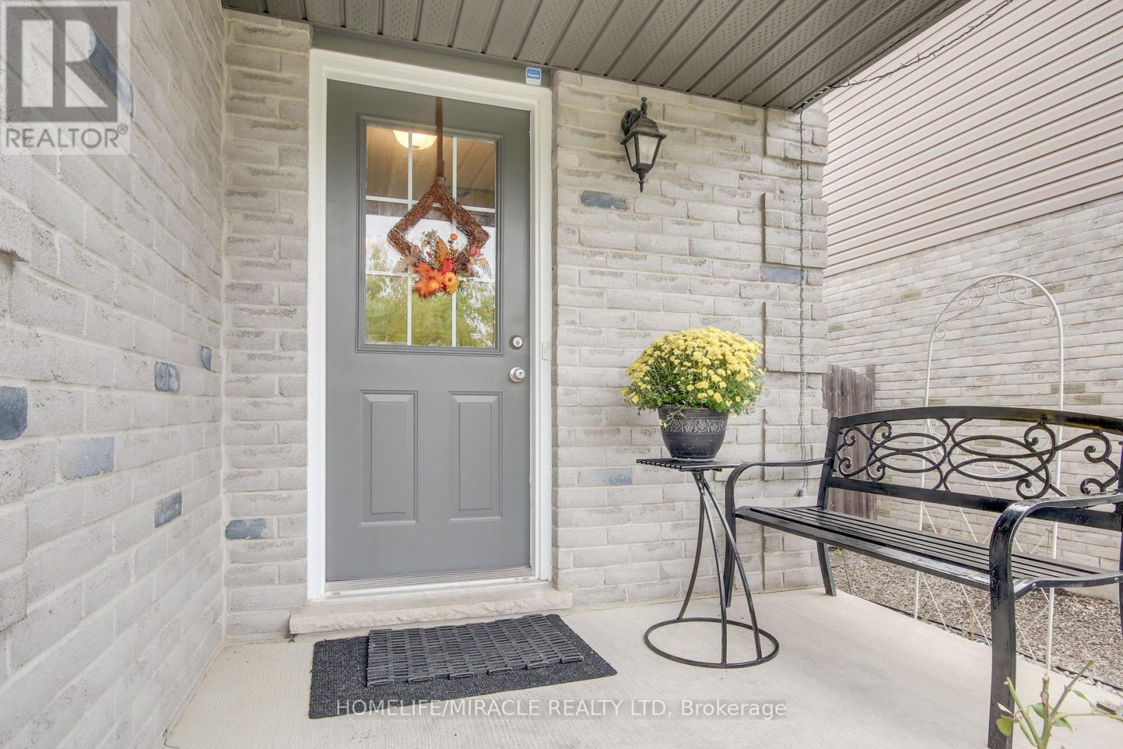 1827 Bloom Crescent Property Photo 2