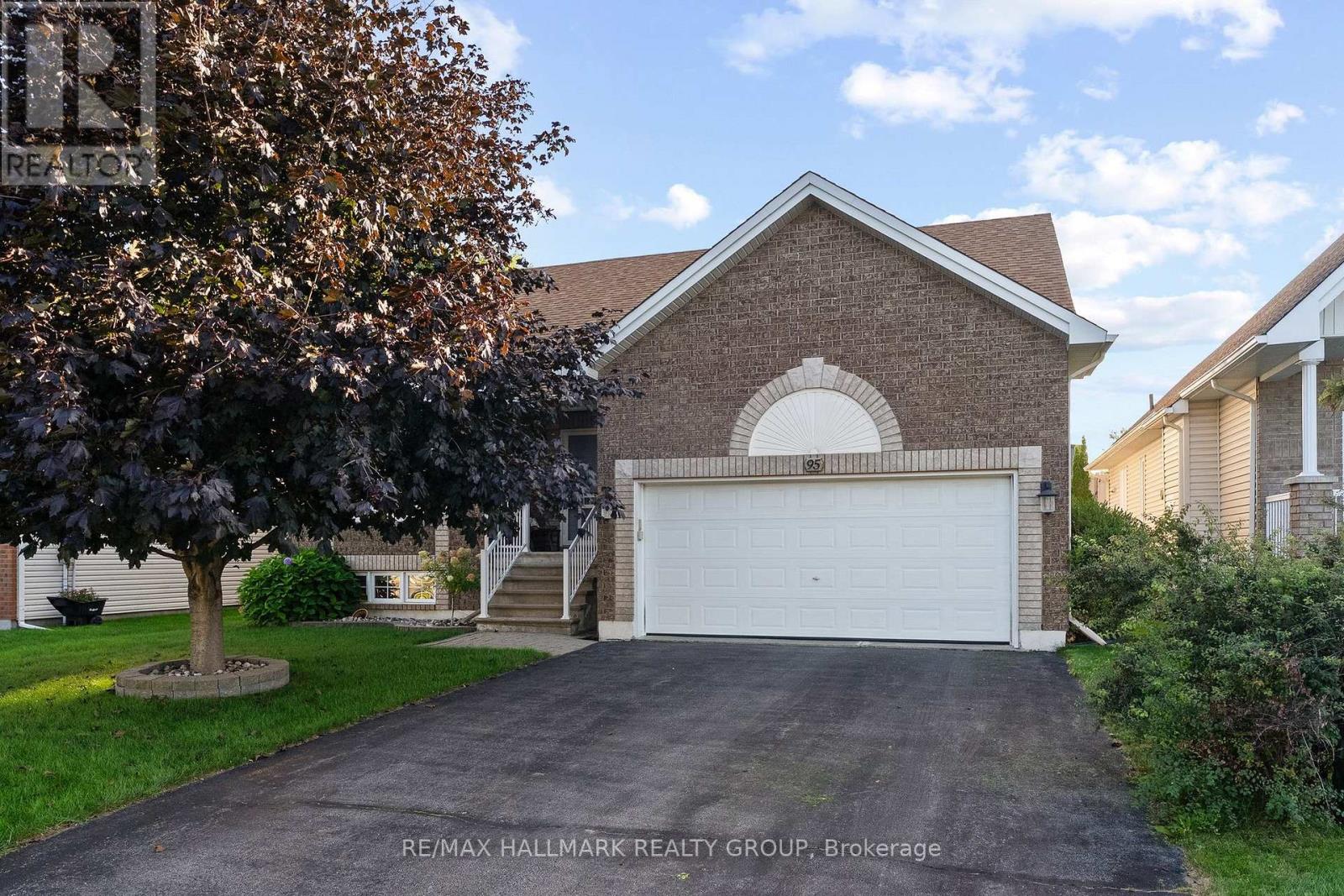 95 Lloydalex Crescent Property Photo 2