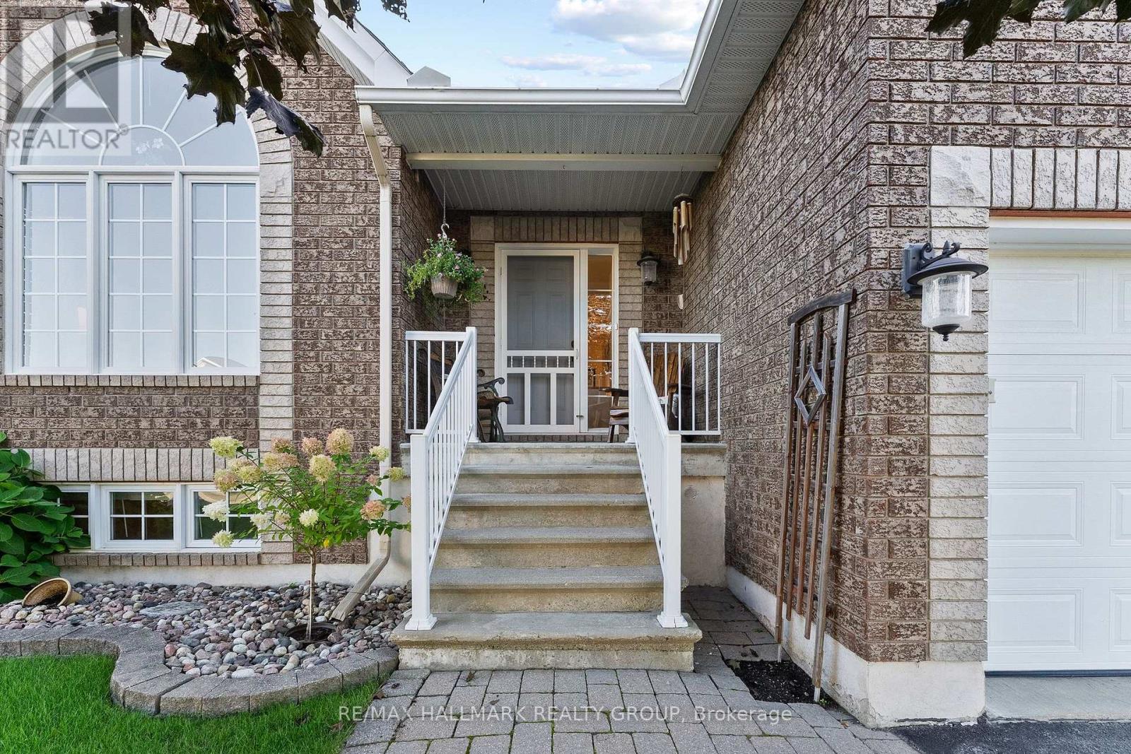 95 Lloydalex Crescent Property Photo 3