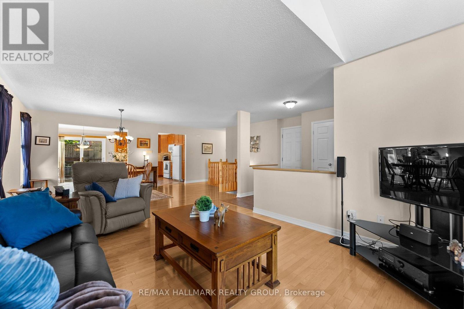95 Lloydalex Crescent Property Photo 10