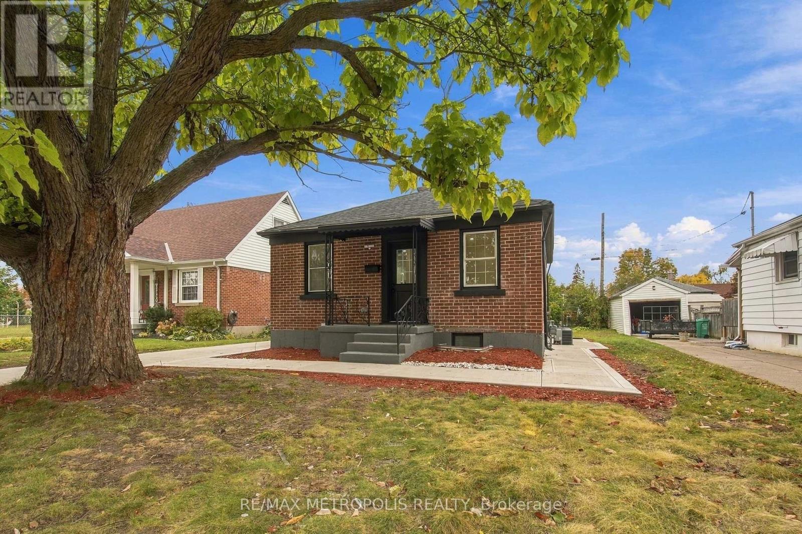 488 Mckellar Street Property Photo 2