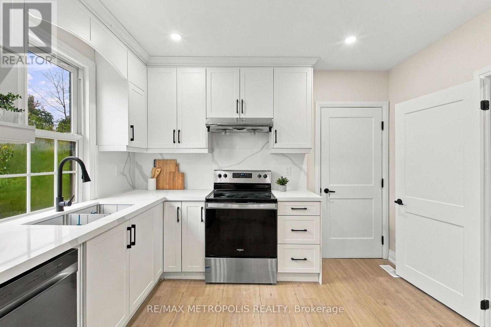 488 Mckellar Street Property Photo 10