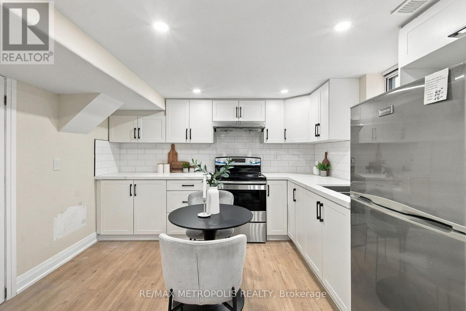 488 Mckellar Street Property Photo 19