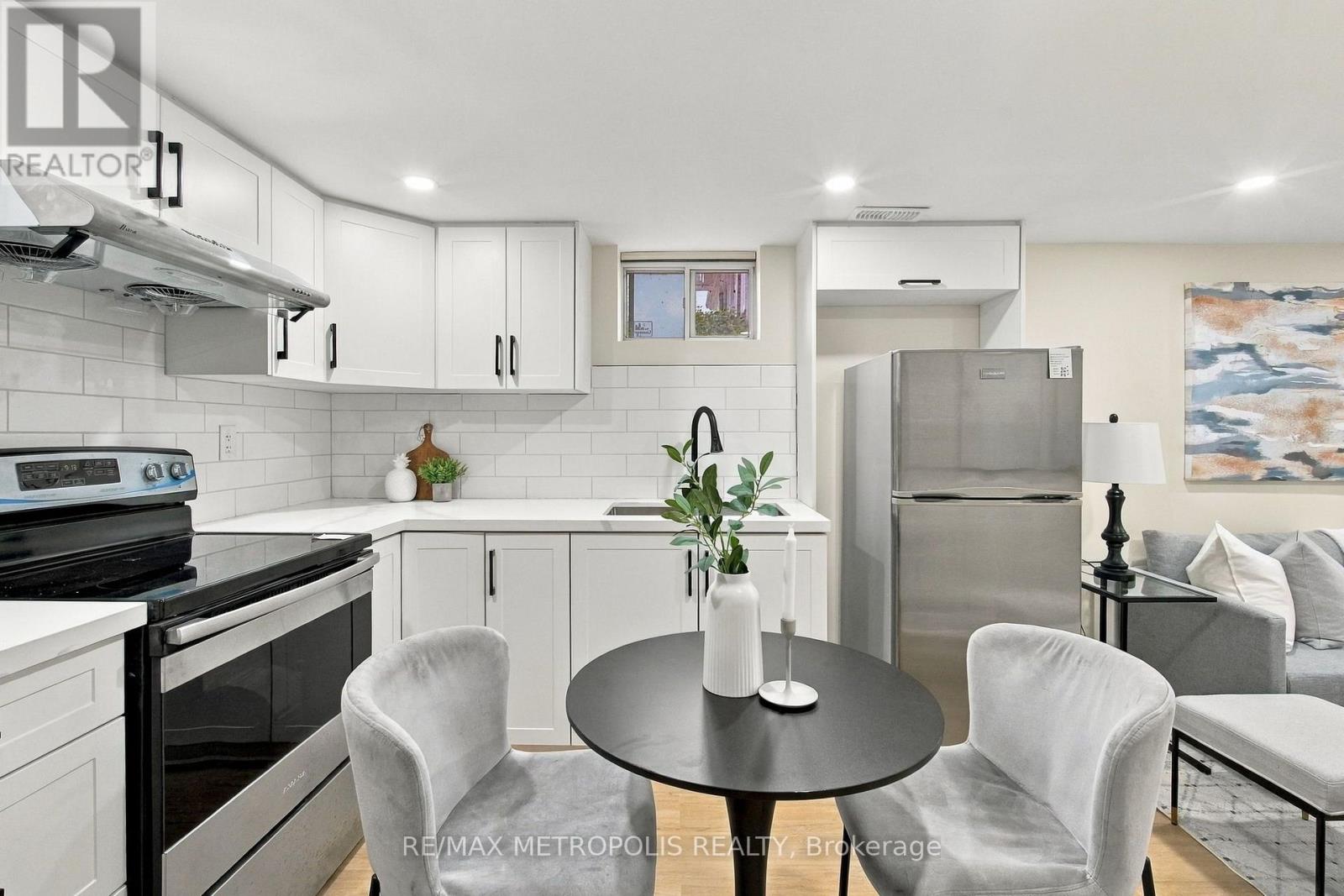 488 Mckellar Street Property Photo 20