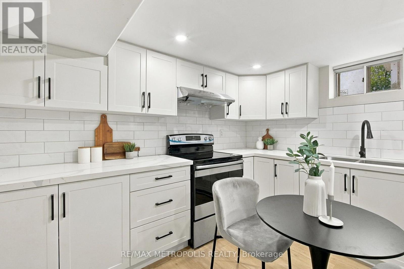 488 Mckellar Street Property Photo 21