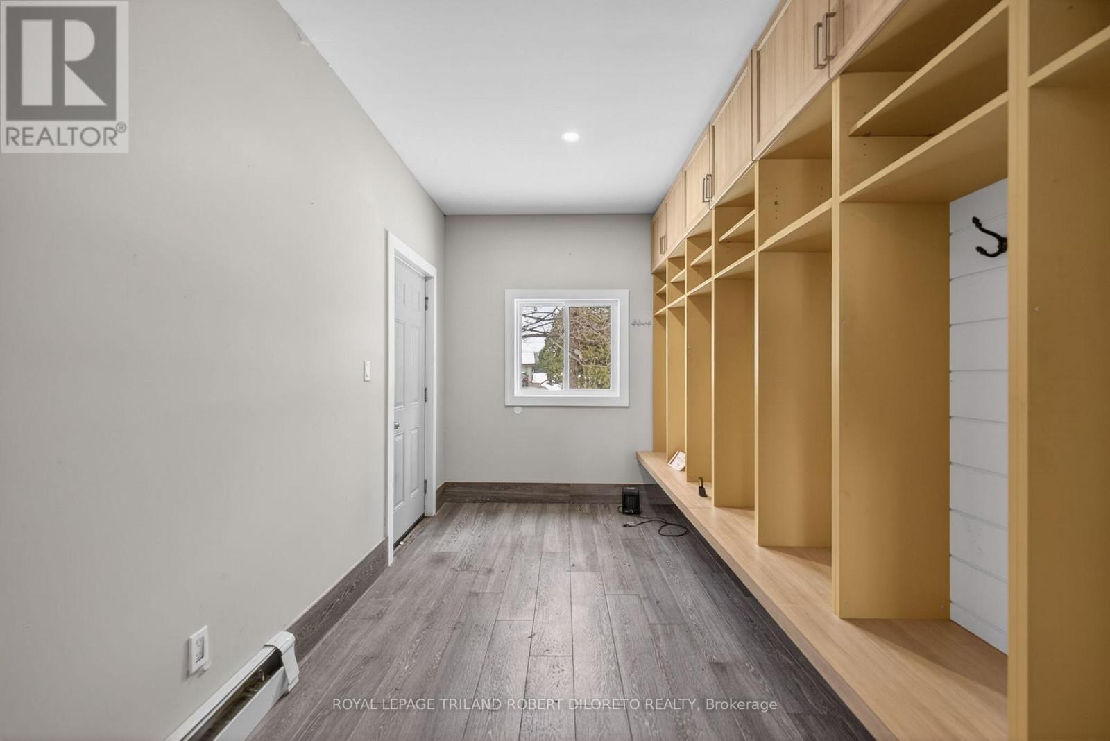 9755 Longwoods Road Property Photo 2