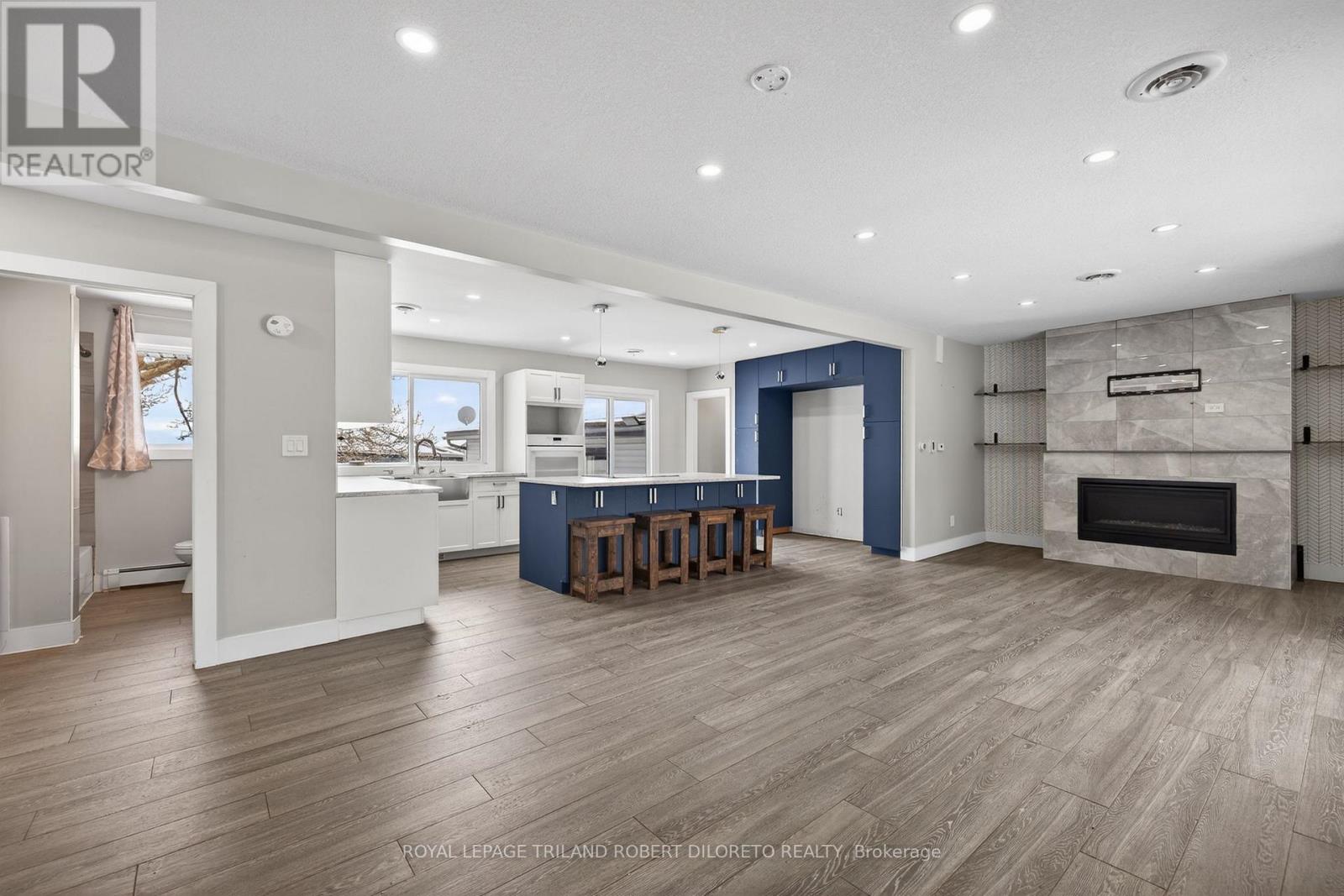 9755 Longwoods Road Property Photo 3