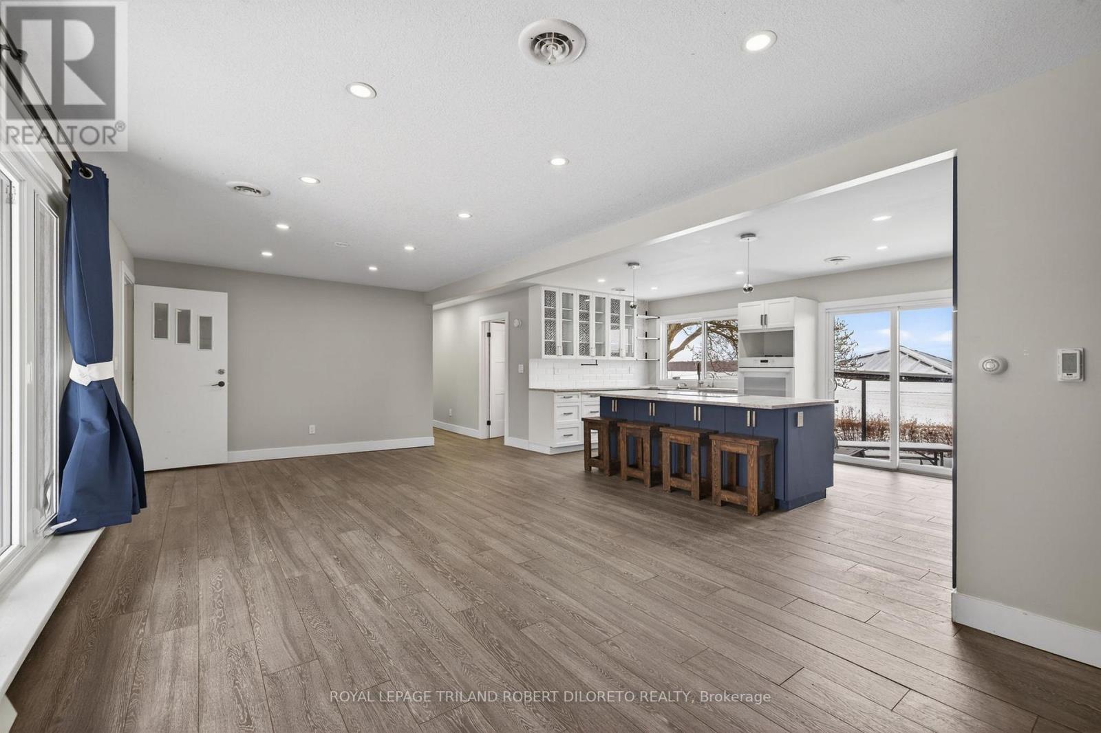 9755 Longwoods Road Property Photo 4