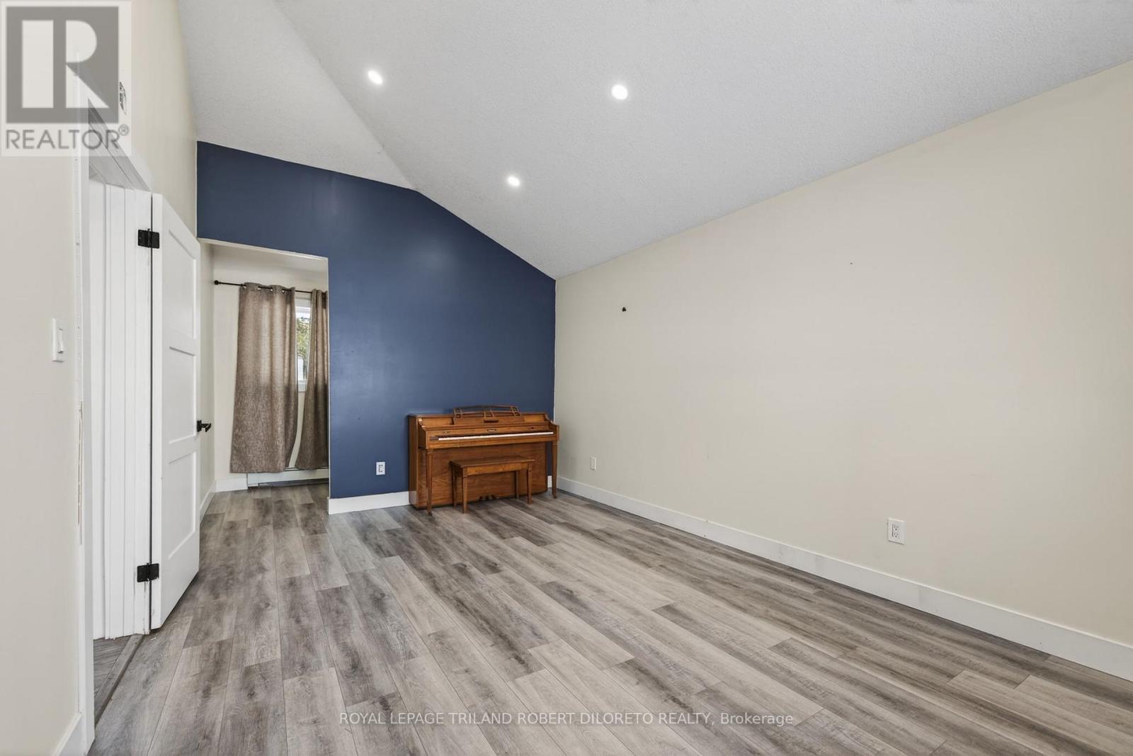 9755 Longwoods Road Property Photo 11