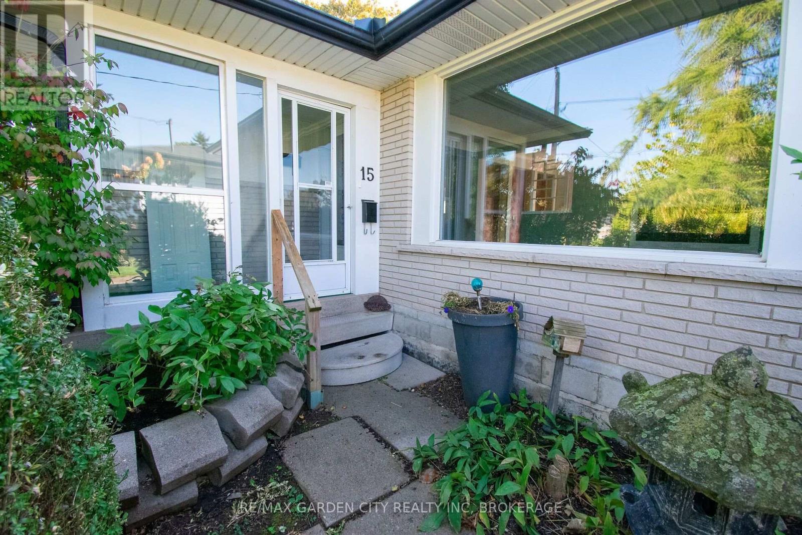 15 Karen Crescent Property Photo 2