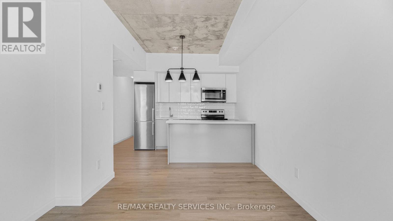 811 - 7 Erie Avenue Property Photo 3